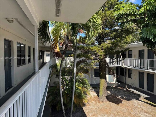 Building Photo - 1525 NE 135th St