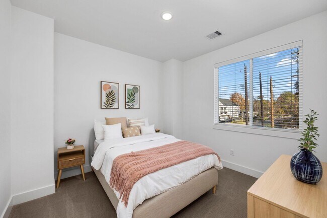 Building Photo - 1570 W Tidwell Rd