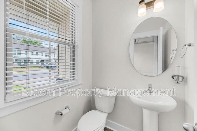 Building Photo - 7770 Park Gate Dr