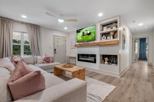 Building Photo - 2412 Surrey St