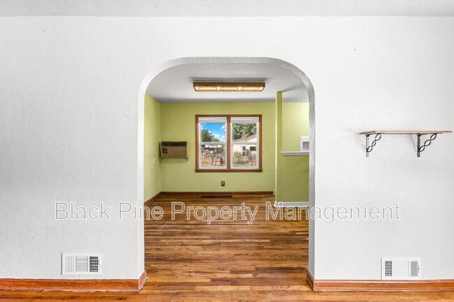 Building Photo - 910 W Orchard Ave