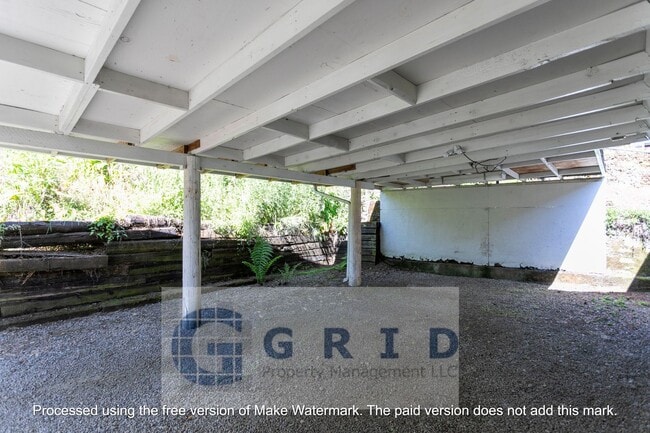 Building Photo - Charming 2 Bedroom Bungalow Available in N...