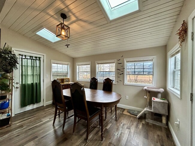 Building Photo - 3565 Dandelion Cres