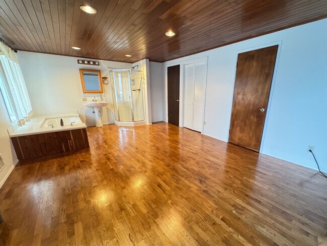 Building Photo - La Conner Home with Stunning View