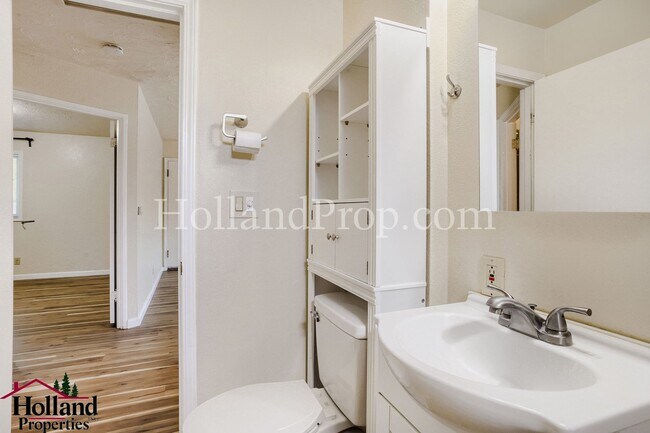Building Photo - Charming 3-Bedroom Home in Highly Walkable Milwaukie Neighborhood!
