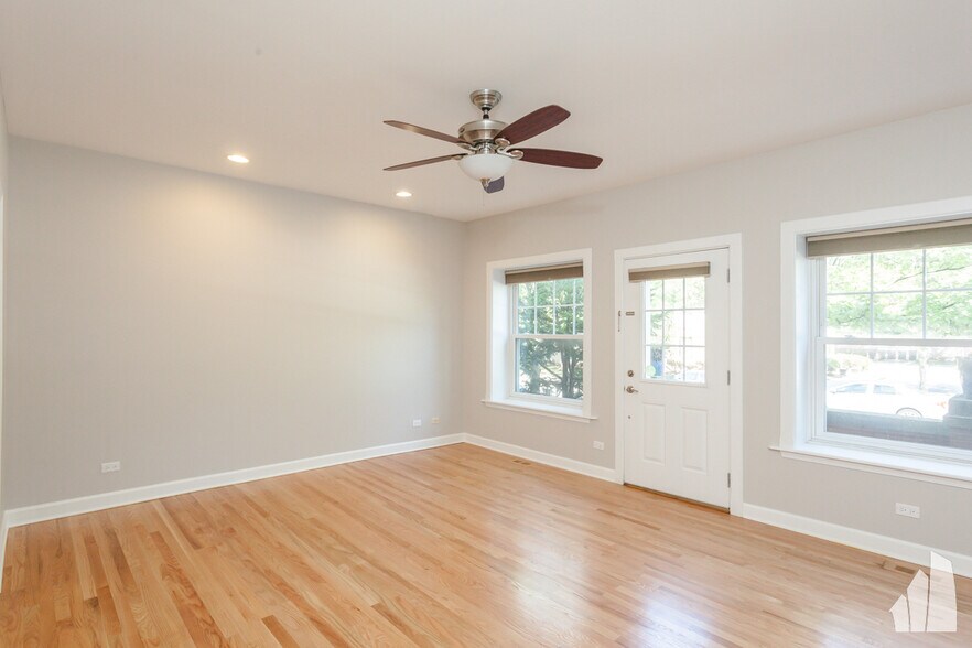 Building Photo - 845 W Lawrence Ave