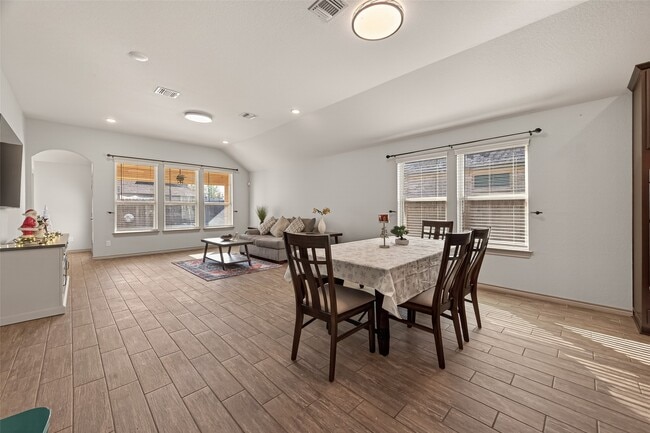 Building Photo - 9743 Birdsnest Ct