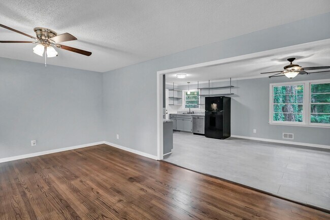 Building Photo - Newly Updated 3 Bedroom Home with Spacious...