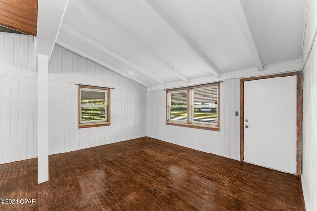 Building Photo - 526 Bay Ave