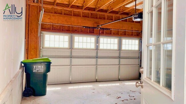 Building Photo - 908 Rainier Rd