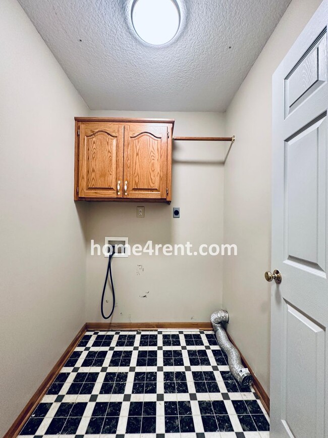 Building Photo - Spacious Four Bedroom Home in KCMO w/ Bran...