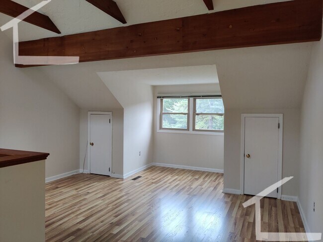 Building Photo - Great Condo-Style 2.5 bedroom Available Feb 1, 2026