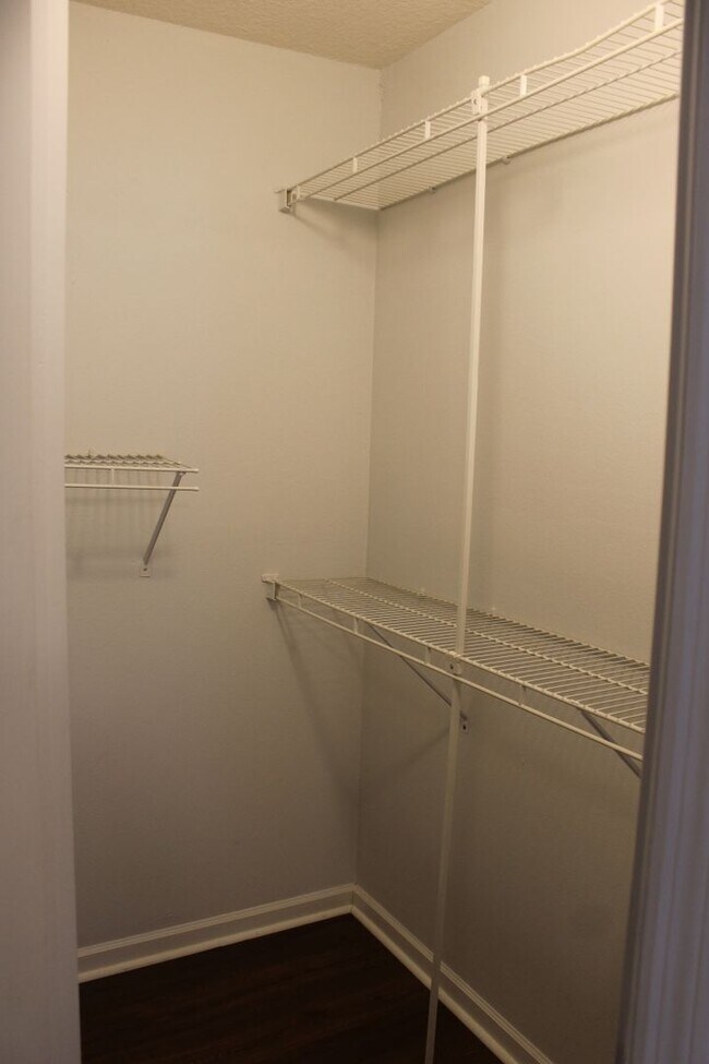 Building Photo - Updated Apartment in Plantation Point