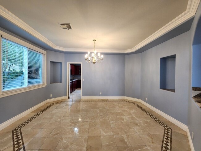 Building Photo - Entertainers Delight with minutes of shopping and restaurants