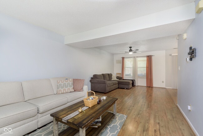 Building Photo - 266 E Pine Ridge Dr