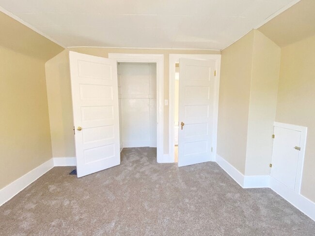 Building Photo - Beautiful Craftsman 5 bed 1 bath home with...