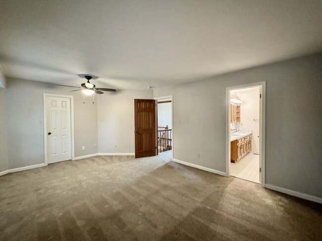 Building Photo - 2 or 3 Bedroom End-Unit Townhome! HUGE Det...