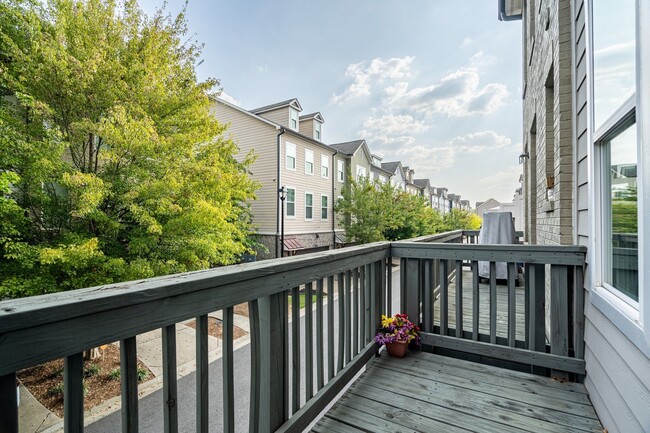Building Photo - Furnished, 6 - 9 Month lease available.  L...