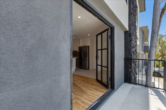 Building Photo - 652 Hayworth Ave