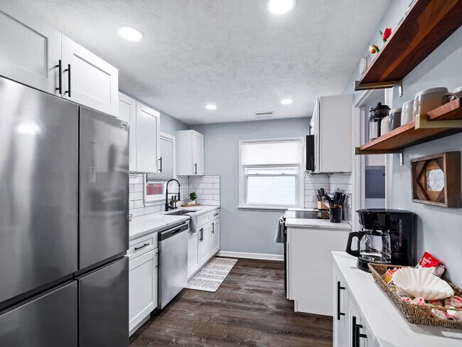 Building Photo - 6771 Greenleaf Ave