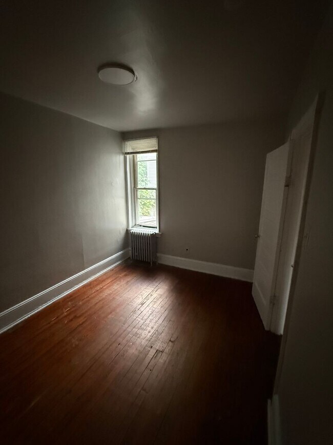 Building Photo - Port Richmond-traditional 3 bedroom home f...
