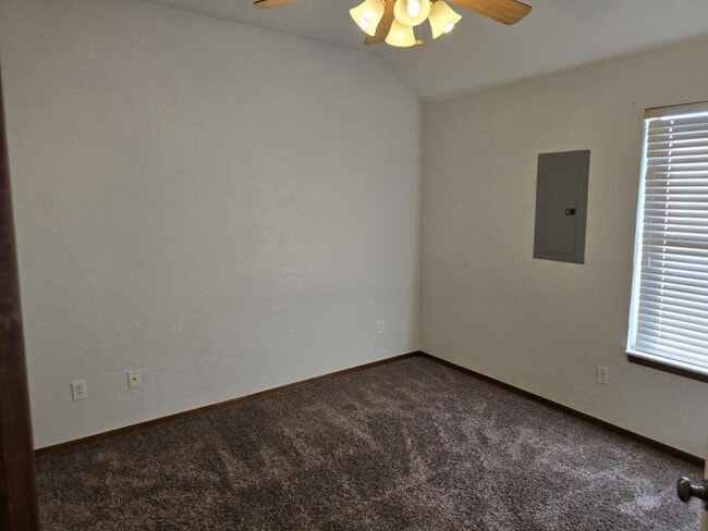 Building Photo - 902 SW 37th St