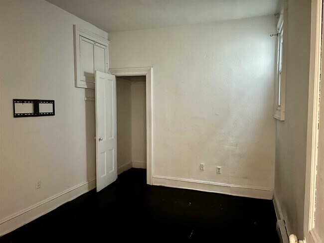 Building Photo - 304 Main St