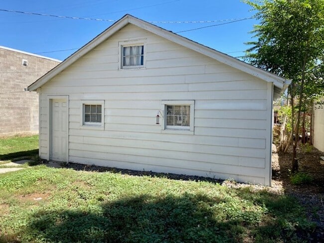 Building Photo - Mountain View Bungalow w/Garage and A/C