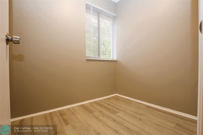 Building Photo - 704 Gardens Dr