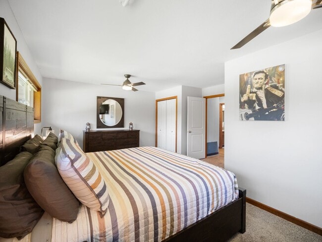 Building Photo - Fully Furnished 3 bedroom/3 bathroom North Spokane Home