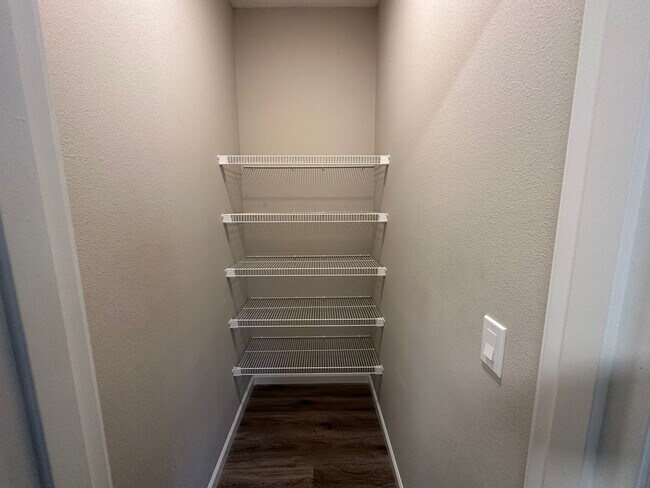 Building Photo - 553