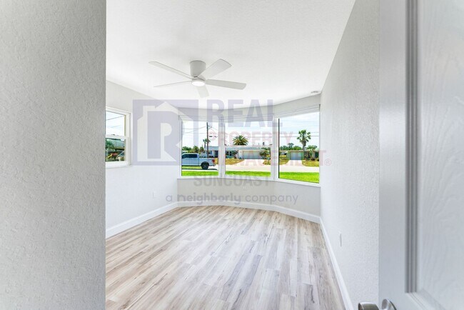 Building Photo - 411 Pine Tree Terrace