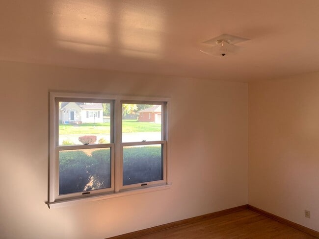 Building Photo - 3 bedroom, 1.5 Bath Home located near Skyv...