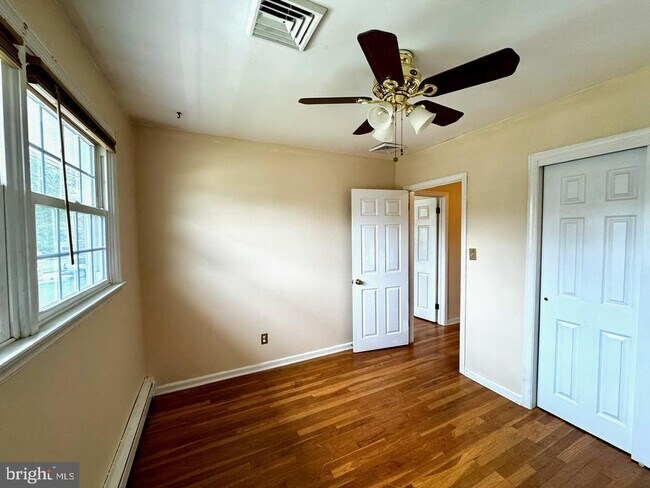 Building Photo - 119 Forsythia Dr