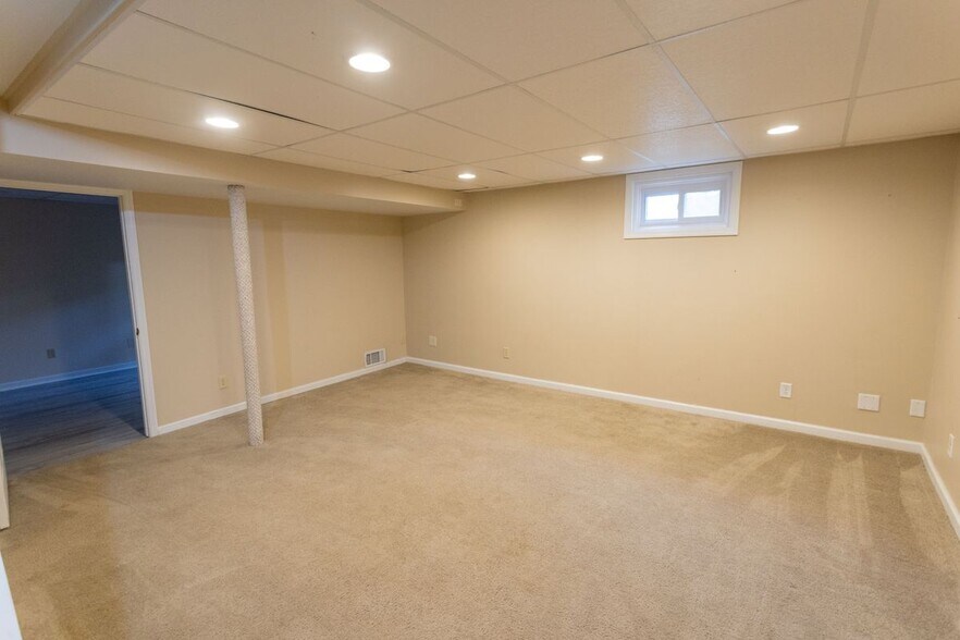 Building Photo - 7963 Thistlewood Dr