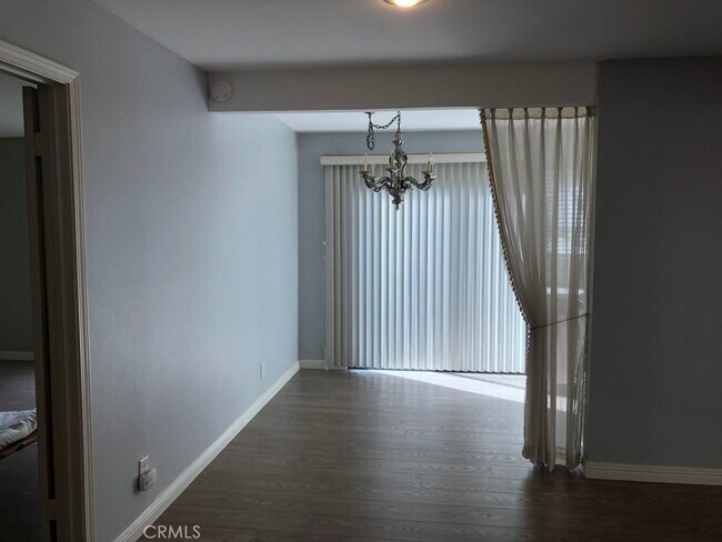 Building Photo - 21 Streamwood-