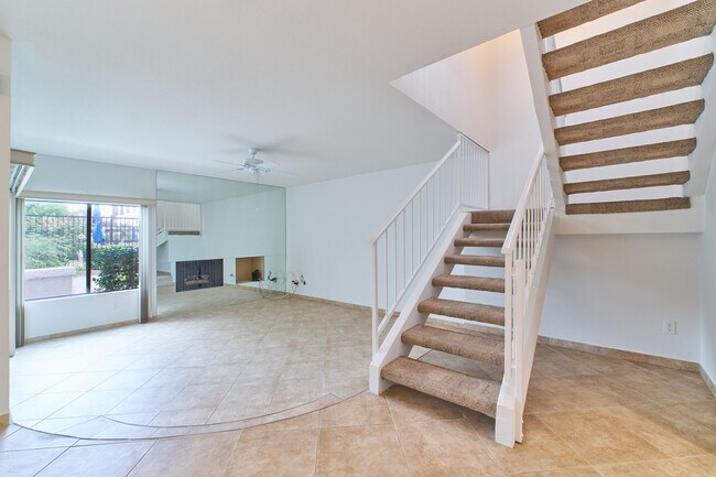 Building Photo - 616 Violeta Dr