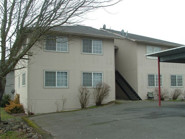 Building Photo - Spacious Apartment!