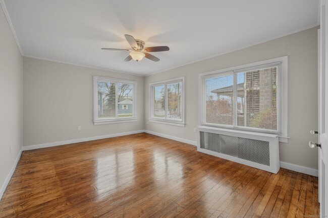 Building Photo - 245 Willetts Ave