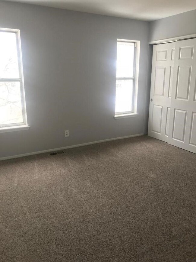 Building Photo - 2 bedroom 1 bath close to 23