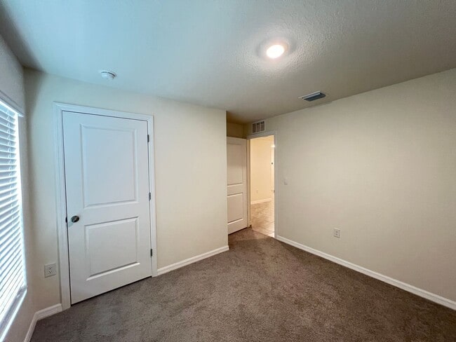 Building Photo - 4BD/2BA Modern Comfort Meets Suburban Serenity in Ocala! WASHER & DRYER INCLUDED! FULLY FENCED HOME!