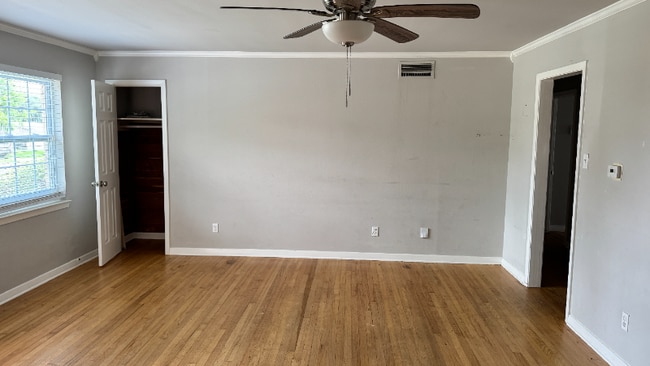 Building Photo - 10932 Dunaway Dr