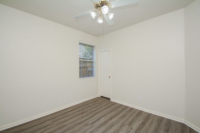 Building Photo - 918 Tennyson Dr