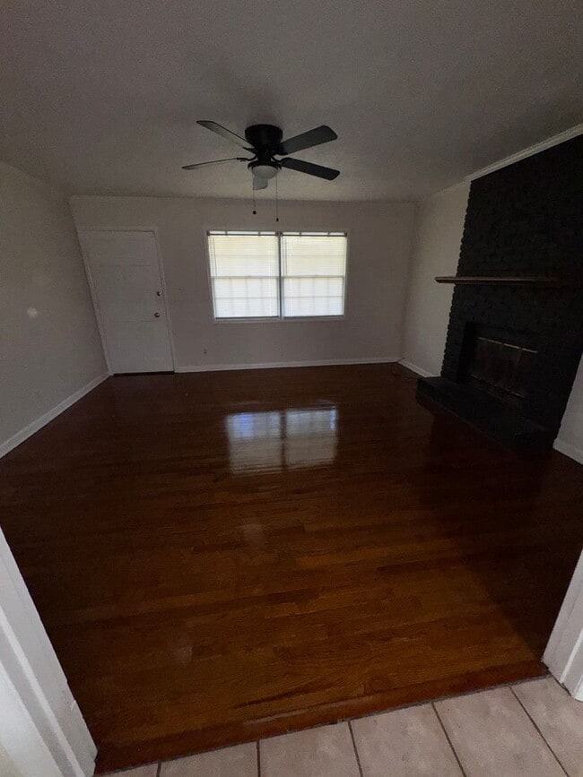 Building Photo - Charming 3 bedroom, 2 bathroom home featuring a fenced-in backyard and enclosed back porch. Fresh...