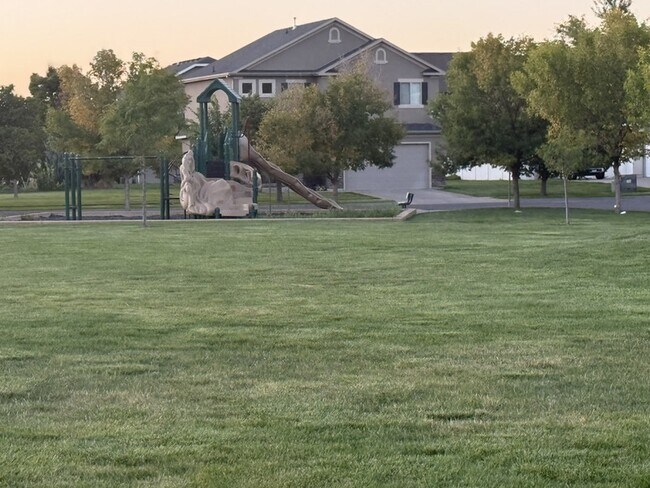 Building Photo - 1427 S Paddock Dr