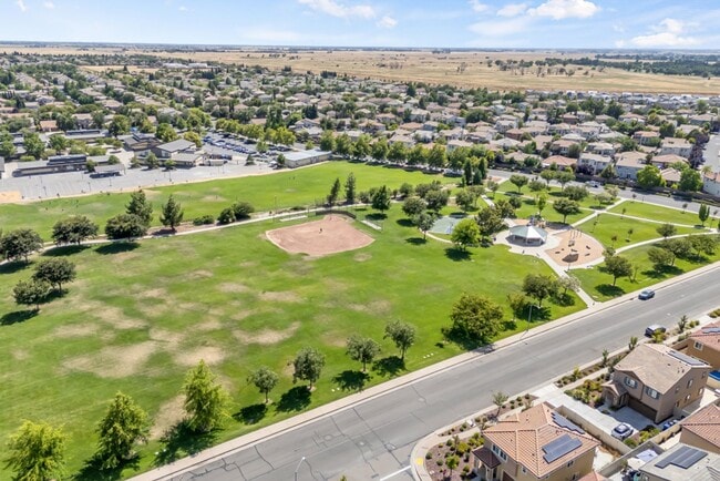 Building Photo - 4 bed / 3 bath | Upated Anatolia Home Avai...
