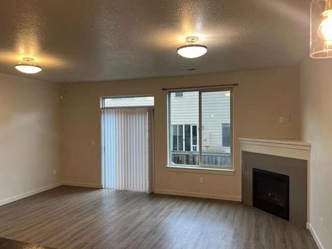 Building Photo - Beautiful Newer Built Home Central location!