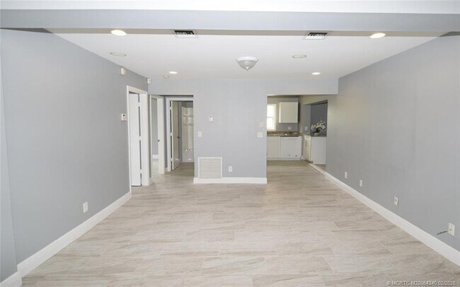 Building Photo - 976 SW 34th Terrace