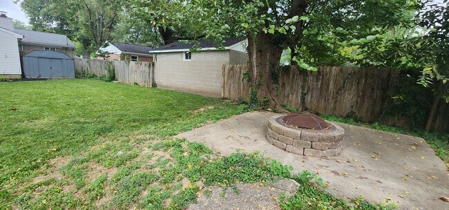 Building Photo - Check This One OUT!! To View is to Rent! 3 Bedroom, 1 Bath. Hardwood Floors, Tile and Newer Carpe...