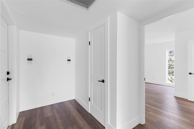 Building Photo - 2800 N Palm Aire Dr